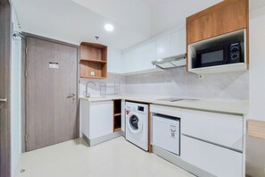 Estudio | Cocina privada | Frigorífico grande y placa de cocina