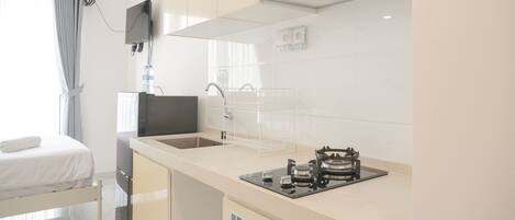 Studio | Private kitchen | Full-size fridge, stovetop