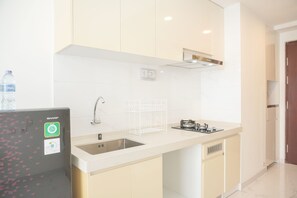 Private kitchen - Comfy Stay Studio At Sky House Bsd Apartment (Pagedangan)