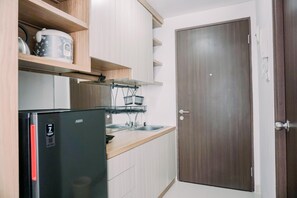 Studio | Private kitchen | Full-size fridge, stovetop