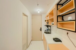 Estudio | Cocina privada | Frigorífico grande y placa de cocina