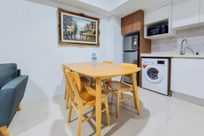 Apartament | Cuina privada | Frigorífic gran i placa de cuina