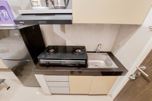 Private kitchen - Cozy And Modern Studio At Serpong Garden Apartment (Cisauk)