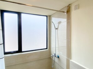 Appartement | Salle de bain | Douche, serviettes fournies