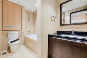 Apartamento | Banheiro | Banheira e chuveiro separados, toalhas de banho