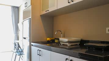 Studio | Private kitchen | Full-size fridge, stovetop