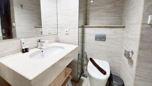 Căn hộ | Phòng tắm | Buồng tắm vòi sen, khăn tắm 