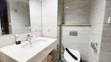 Apartment | Bathroom | Shower, towels