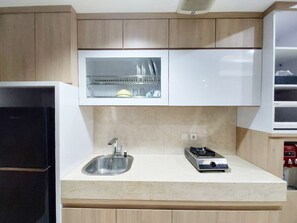 Apartamento | Cozinha privada | Geladeira grande, cooktop
