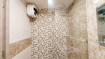 Studio | Badkamer | Een douche, handdoeken