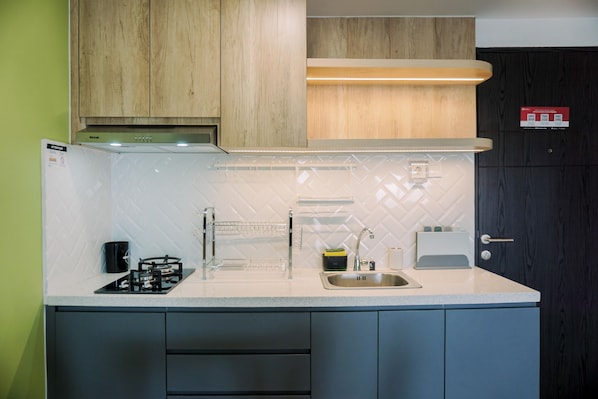 Studio | Private kitchen | Full-sized fridge, stovetop - Well Furnished And Cozy Studio Baileys Apartment (South Tangerang)