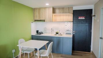 Studio | Private kitchen | Full-size fridge, stovetop