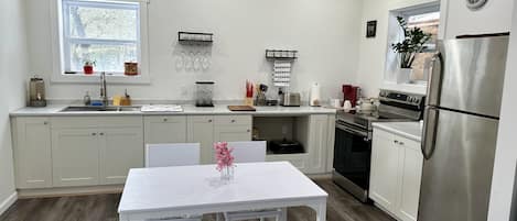 Refrigerador, microondas, horno, placa de cocina