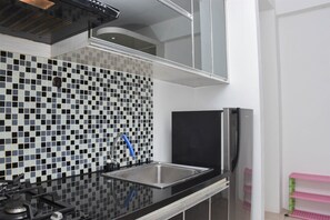 Private kitchen - Comfort And Simply 2Br At Pakubuwono Terrace Apartment (Jakarta)