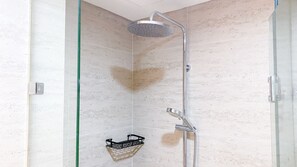 Departamento | Baño | Regadera y toallas 