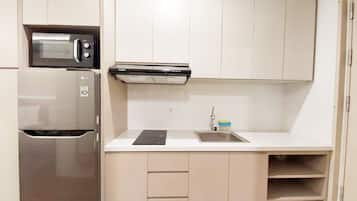 Studio | Private kitchen | Full-size fridge, stovetop