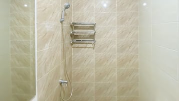 Estudio | Baño | Ducha y toallas