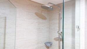 Apartment | Bilik Mandi | Pancuran mandi, tuala disediakan 
