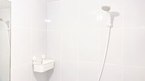 Estudio | Baño | Regadera y toallas 