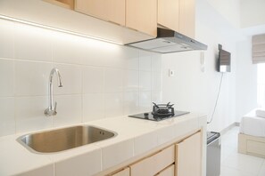 Studio | Private kitchen | Full-sized fridge, stovetop - Simply Studio At 18Th Floor Tokyo Riverside Pik 2 Apartment (Teluknaga)