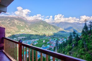 Un paysage montagneux avec une ville nichée au fond de la vallée.
