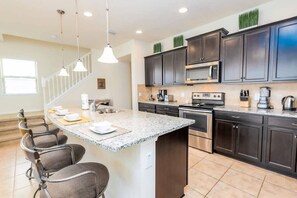 冷蔵庫、電子レンジ、オーブン、コンロ