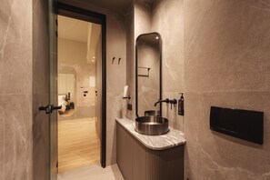 Comfort Room | Bathroom | Shower, hair dryer, bathrobes, slippers - Zenith Premium Suites (Thessaloniki)