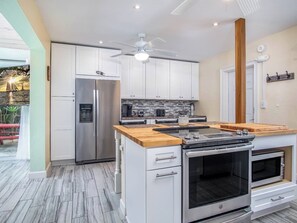 Mikroaaltouuni, uuni, liesi, kahvin-/teenkeitin