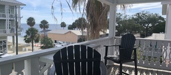 Island Oasis - NON SMOKING Top Floor Apartment located downtown with Gulf Views!