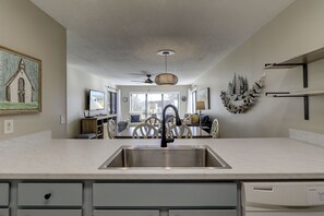 Interior - Free Tennis & Pickleball, 3 minute Walk to beach, 29 Moorings! (Hilton Head)