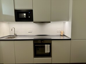 Jääkaappi, mikroaaltouuni, uuni, astianpesukone