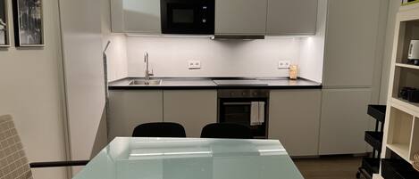 Réfrigérateur, micro-ondes, four, lave-vaisselle