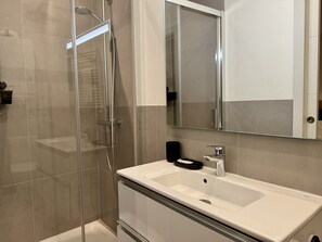 Ducha, secador de pelo, toallas