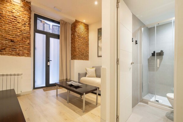 Bathroom - Housing Malasaña by Sharing Co (Madrid)