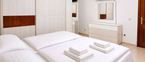 3 bedrooms, desk, iron/ironing board, free WiFi