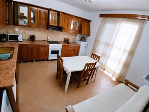 Fridge, microwave, oven, stovetop - Saranda 55  in Saranda, Albania. 10 min by Walking to City Center and Beach (Sarandë)