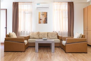 Apartamento estándar | Zona de estar | Una televisión