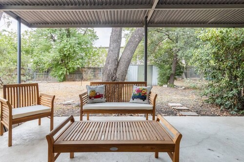 Cozy Retro Casita near everything in New Braunfels