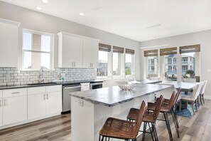 Micro-ondes, four, lave-vaisselle, cafetière/bouilloire