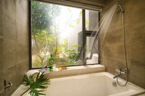 Haartrockner, Handtücher, Seife, Toilettenpapier