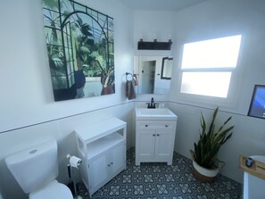 Dusche, Haartrockner, Handtücher, Seife