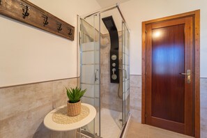 Douche, sèche-cheveux, bidet, serviettes fournies