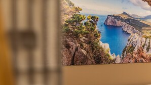 Paisaje costero enmarcado con acantilados rocosos y un mar azul cristalino.