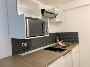 Kjøleskap, mikrobølgeovn, ovn og kokeplater