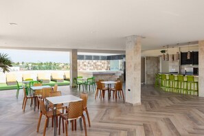 Outdoor dining - Rooftop Pool w/Lounge Area-Studio Sleeps 2 #U4 (Oranjestad)