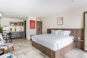 1 bedroom, iron/ironing board, WiFi, bed sheets - Rooftop Pool w/Lounge Area-Studio Sleeps 2 #U4 (Oranjestad)