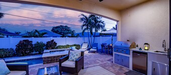4 Bed/ 3 Bath Beach House with Resort Backyard