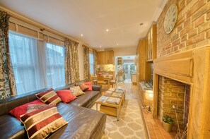 Een smart-tv, een open haard en een printer