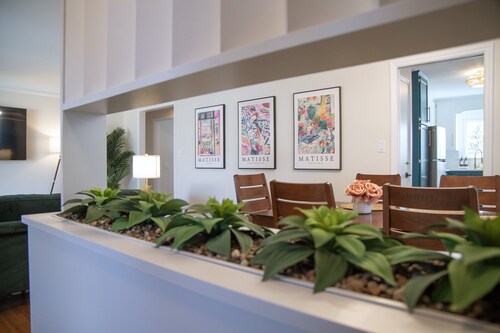 Vintage Modern Mid-Century Gem