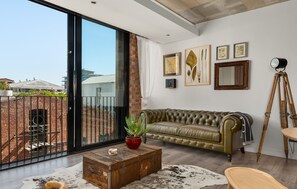 TV - Stylish, Light and Bright Apartment at The Signature (Cape Town)